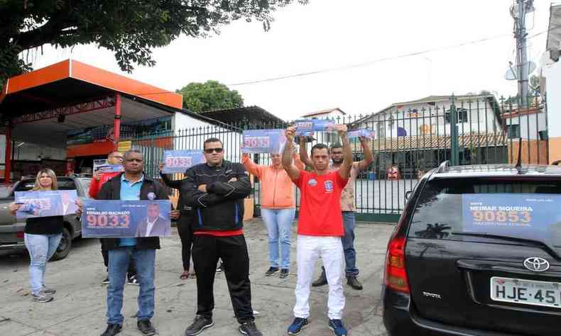 Candidatos do Pros fazem protesto em frente  sede do partido em BH