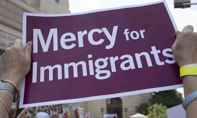Cartaz pede misericórdia pelos imigrantes(foto: Alex Edelman/AFP)