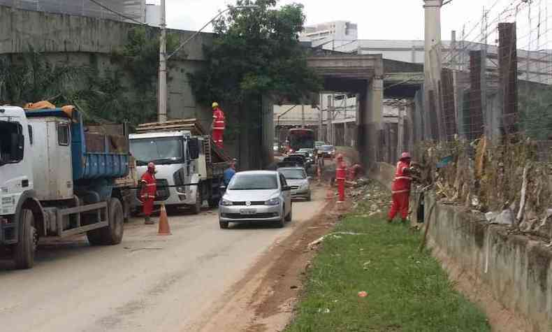 Funcionrios da PBH fazem limpeza na Avenida Vilarinho