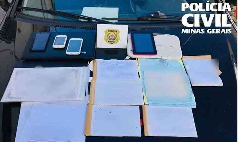  Policiais recolheram cpias de e-mails de faculdades confirmando que os certificados emitidos no eram reconhecidos como autnticos. (foto: Polcia Civil/Divulgao)