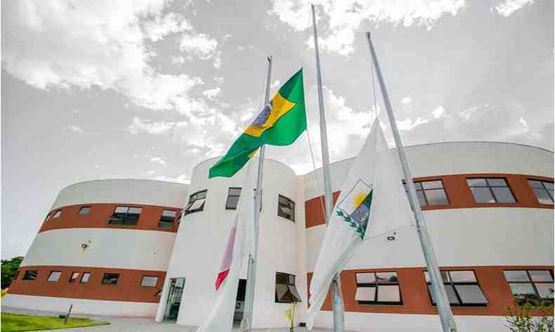 Bandeiras hasteadas em meio-mastro em sinal de luto s vtimas da COVID-19 em Arax(foto: Prefeitura de Arax/Divulgao)