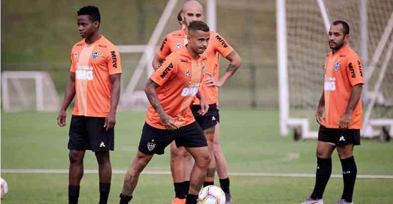 Allan (C) deve ficar com a vaga que era de Elias e espera-se que ele d mais dinmica na sada de bola. (foto: Bruno Cantini/Agncia Galo)