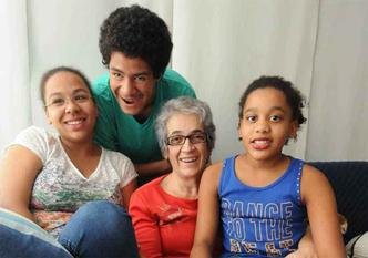 Aildes Vaz apresenta tr�s dos cinco filhos de cora��o: Talita, Gleisson e Vit�ria(foto: Marcos Vieira/EM/DA Press)