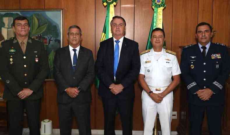 Jair Bolsonaro com o ministro da Defesa, Braga Netto, e os novos comandantes do Exrcito, Marinha e Aeronutica (foto: Reproduo/ Twitter)