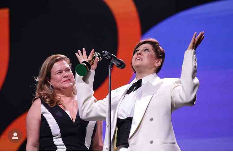 Tatyana Rubim e Bárbara Paz de pé no palco do Grande Prêmio do Cinema Brasileiro