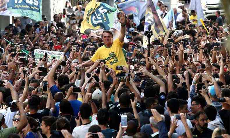 Apoiadores carregam Bolsonaro minutos antes antes do ataque em Juiz de Fora(foto: Fbio Motta/Estado Contedo)
