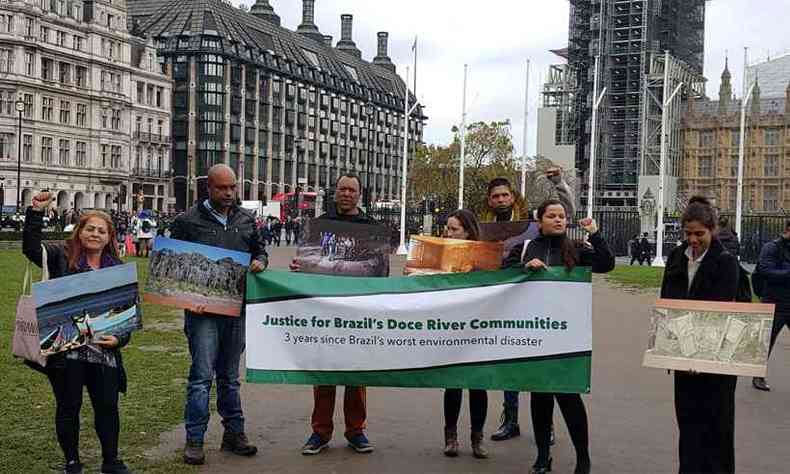 No Centro de Londres, manifestantes da rea devastada pelo rompimento da barragem relembram a tragdia e denunciam o que consideram 'descaso' da Renova(foto: Letcia Aleixo/Divulgao)