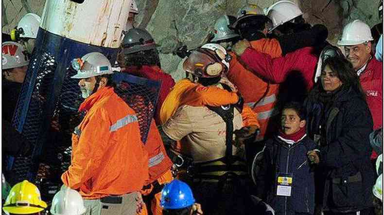 Trabalhadores festejam o resgate bem-sucedido de mais um mineiro(foto: Getty Images)