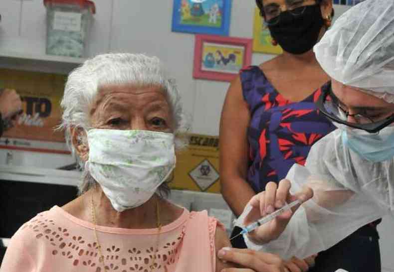 Dona Ester tem 103 anos e vacinou contra COVID-19(foto: Marcos Vieira/EM/DA Press)