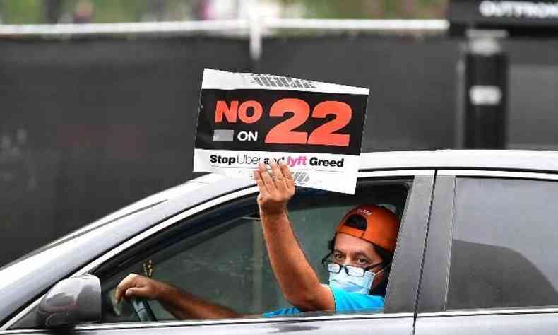 Motorista protesta contra a Proposio 22, que considerava os motoristas autnomos, com alguns benefcios adicionais(foto: FREDERIC J. BROWN/AFP)