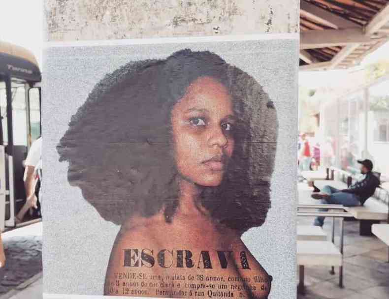 Cartaz em poste com uma mulher negra e a frase 'Vende-se Escrava'