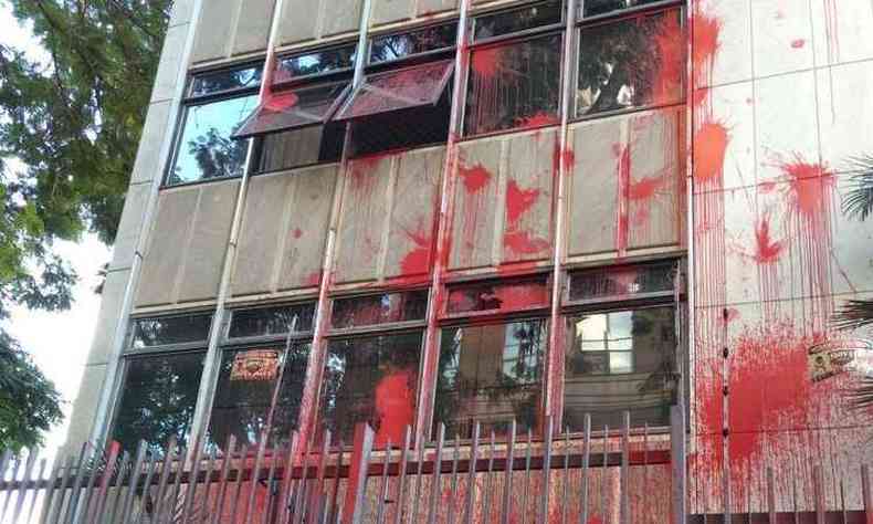 Os integrantes do MST jogaram bombas de tinta vermelha no prdio(foto: Divuglao)