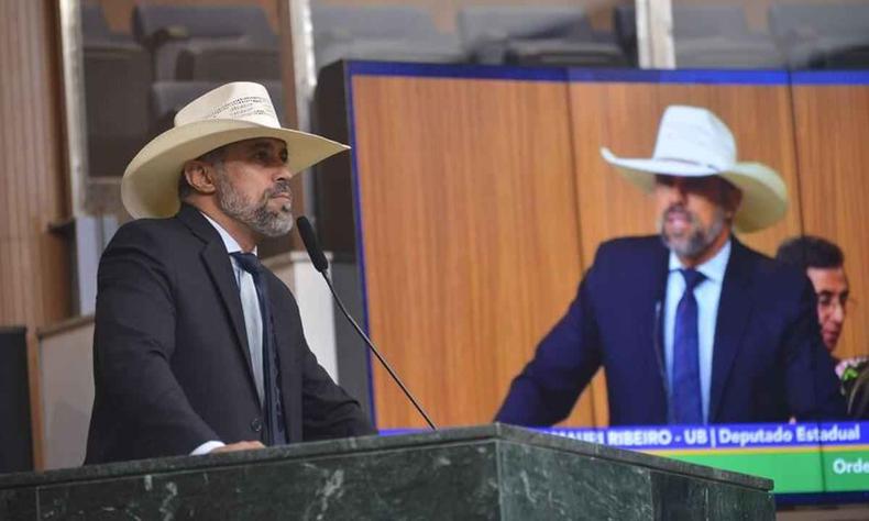 Amauri Ribeiro com um chapeu de boiadeiro
