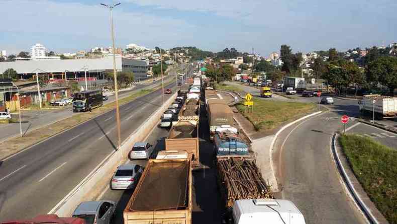 Congestionamento bloqueou as três pistas do sentido rio depois de acidente de carro com carreta(foto: Edésio Ferreira/EM/D.A.Press)