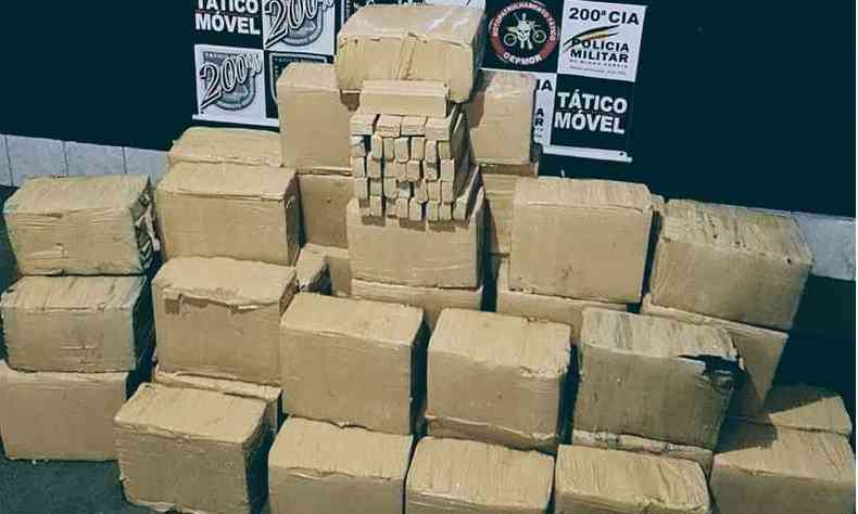 Droga estava embalada em caixas e barras(foto: Divulgao/PMMG)