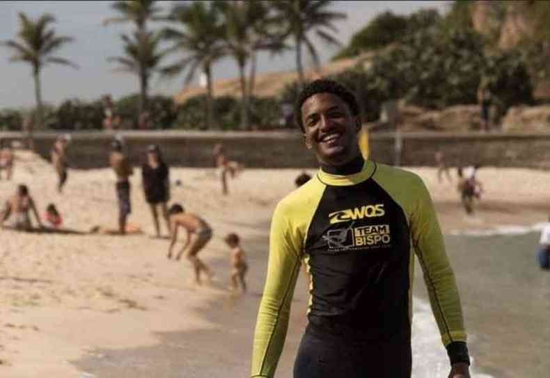 Matheus Ribeiro  atleta e instrutor de Surf. Ele afirma que quer inspirar crianas da comunidade da Mar 