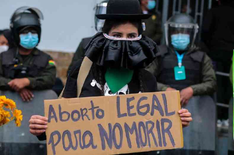 Mulher protesta em favor do direito de decidir sobre gravidez na Bolvia