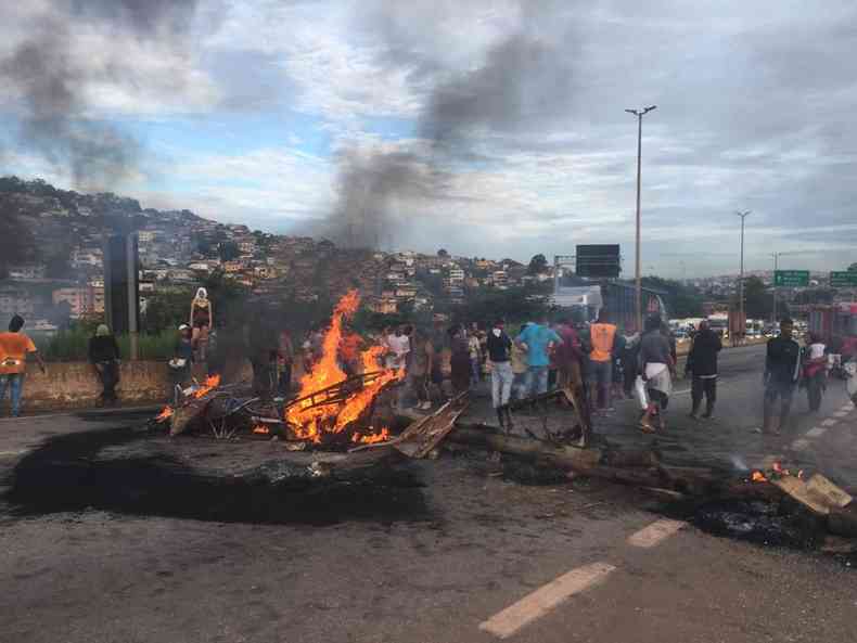 Manifestantes queimam pneus e galhos no Anel Rodovirio em protesto contra a desocupao de famlias no Bairro Vila Maria, em BH