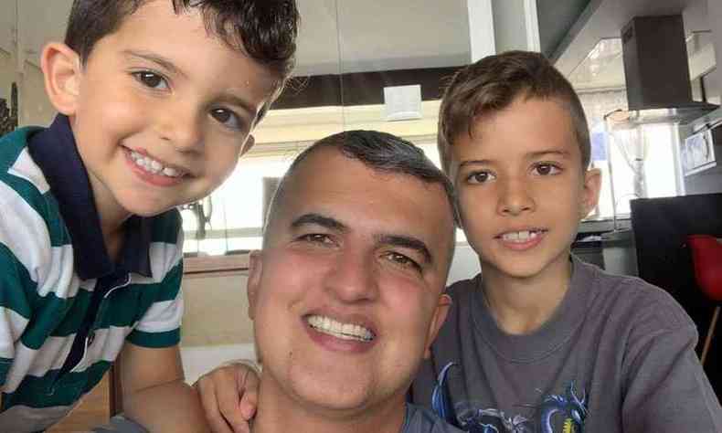 O advogado Renato Assis, de 41 anos, com os filhos Miguel, de 3 anos, e Davi, de 9, enfatiza que é preciso lembrar que não controlamos tudo (foto: Arquivo Pessoal)