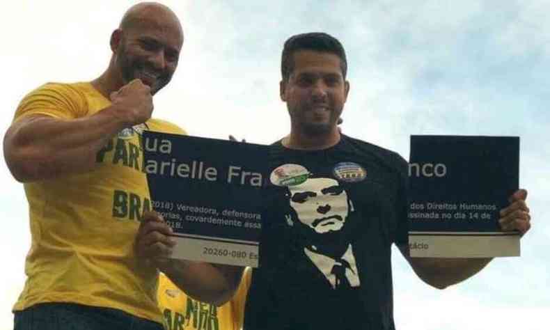 Correligionários de Bolsonaro gravaram vídeo em que quebram placa de rua que homenageia Marielle(foto: Reprodução/Twitter)