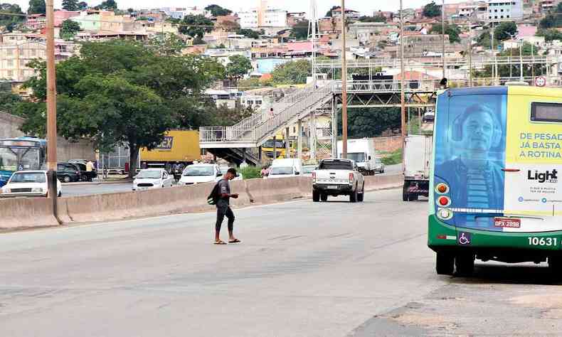 (BH-MG - Pedestre atravessa o Anel Rodovirio usando celular e com fones de ouvido) 