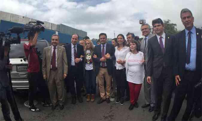 Na foto os senadores posam antes de entrar na van que foi cercada e vandalizada (foto: Reproduo/Twitter)