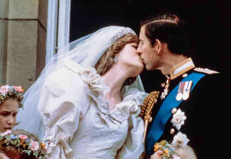 Diana e Charles se beijam no dia do casamen