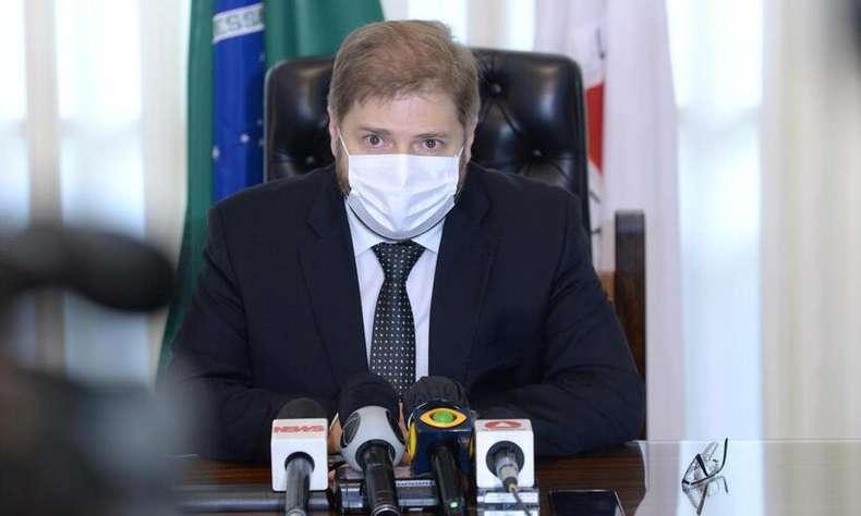 Agostinho Patrus, presidente da ALMG (foto: Luiz Santana/ALMG) Patrus com máscara contra COVID e fala com repórteres
