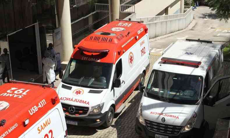 Movimento de ambulâncias no Hospital Metropolitano Doutor Celio de Castro, no Barreiro