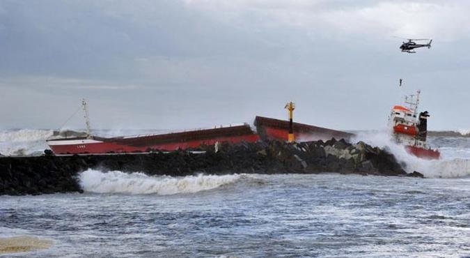 Helic�ptero tem dificuldade de resgatar tripulantes devido ao forte vento da regi�o(foto: KEPA ETCHANDY / AFP)