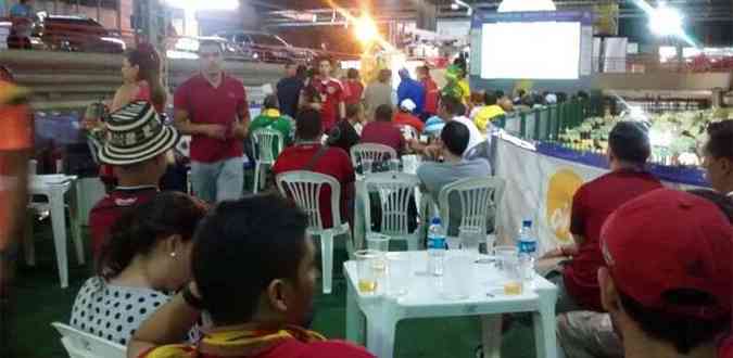 Torcedores se reuniram para assistir aos jogos da Copa do Mundo no espao reservado(foto: Zulmira Furbino/EM/D.A.Press)