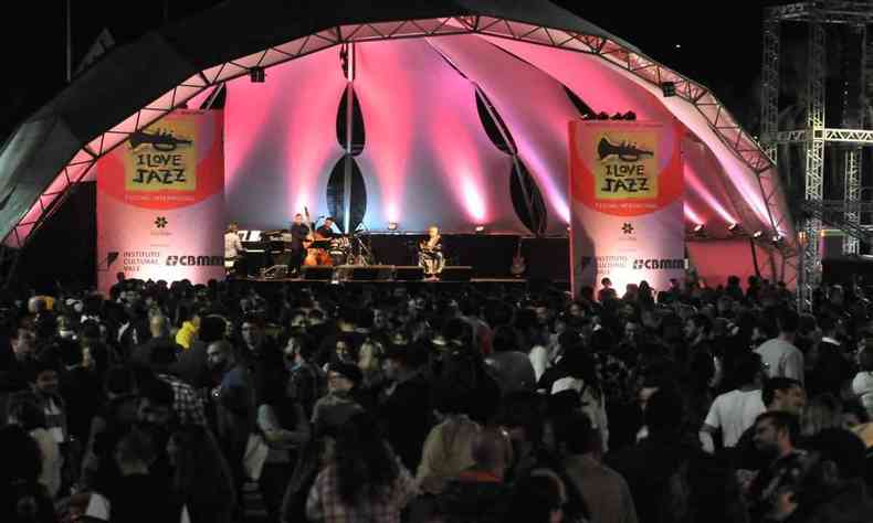 Plateia assiste a show do I Love Jazz na Praça do Papa