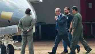 O ex-presidente da Cmara dos Deputados, Eduardo Cunha, embarca para Curitiba aps ser preso pela Polcia Federal(foto: Wilson Dias/Agncia Brasil)