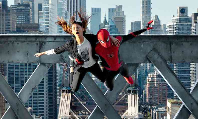 Os atores Zendaya e Tom Holland voam, tendo ao fundo arranha-céus, no filme ''Homem-Aranha: Sem volta para casa''
