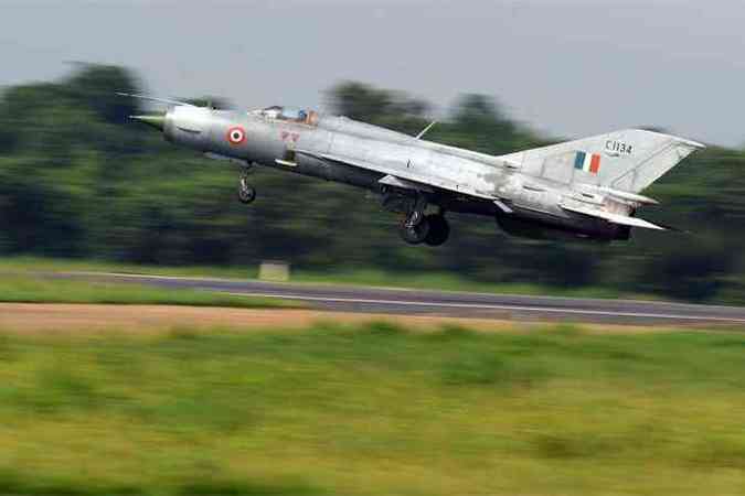 Caa MIG-21  utilizado por foras areas de vrios pases(foto: AFP PHOTO/ Dibyangshu SARKAR)