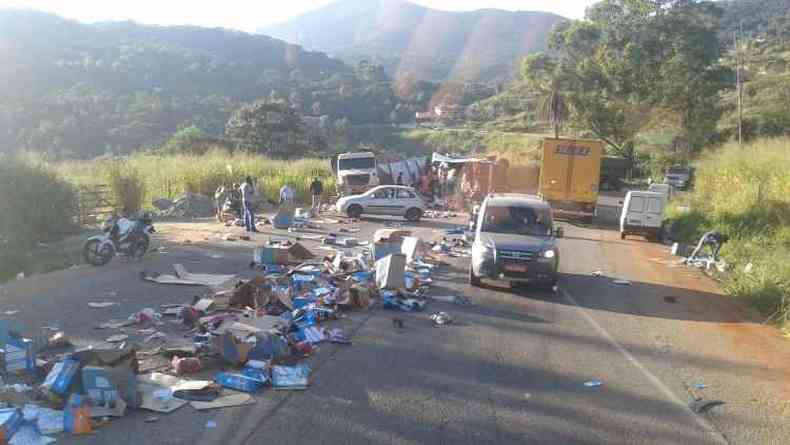 Carga de botinas da carreta tombada ficou espalhada pela rodovia. Motorista morreu(foto: Whatsapp)