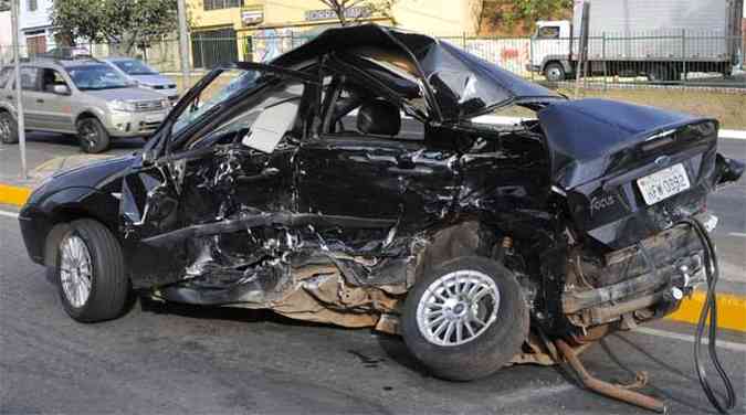 Carro do estudante de administrao Fbio Pimental Fraiha, de 20, que morreu na hora em acidente na Nossa Senhora do Carmo(foto: Maria Tereza Correia/EM DA Press)