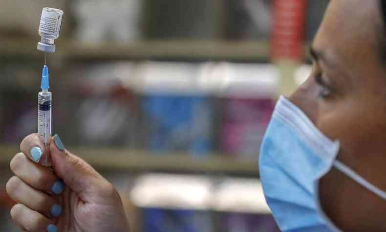 Mulheres de 35 anos se imunizam com primeira dose nesta quinta (5/8) em BH(foto: Ahmad Gharabli/AFP)