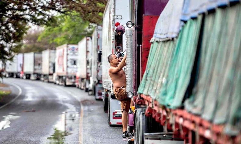 Com a pressão após aumento pesado dos combustíveis, setor de carga admite que área de transporte virou 'barril de pólvora'(foto: INTI OCON/AFP - 28/5/20) Fila de caminhões parados em protesto