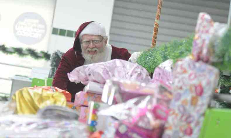 Durante o Natal, o educador Mrio de Assis se veste de Papai Noel e distribui presentes pela cidade(foto: Alexandre Guzanshe/EM/D.A. Press)