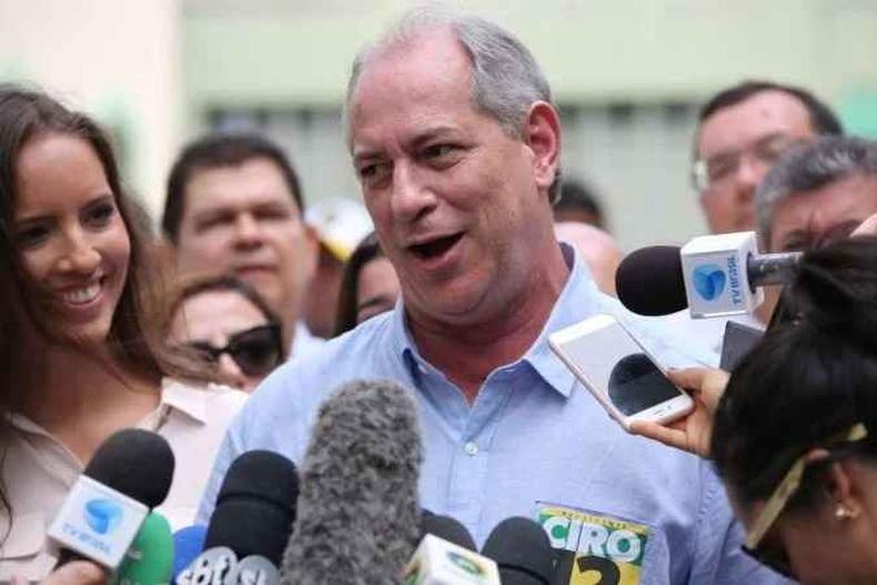 Ciro Gomes fala com jornalistas