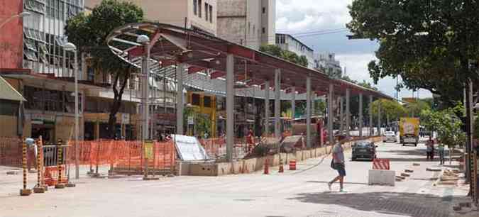 A Avenida Santos Dumont tambm est parcialmente fechada para as obras(foto: Tom Braga/BHTrans)