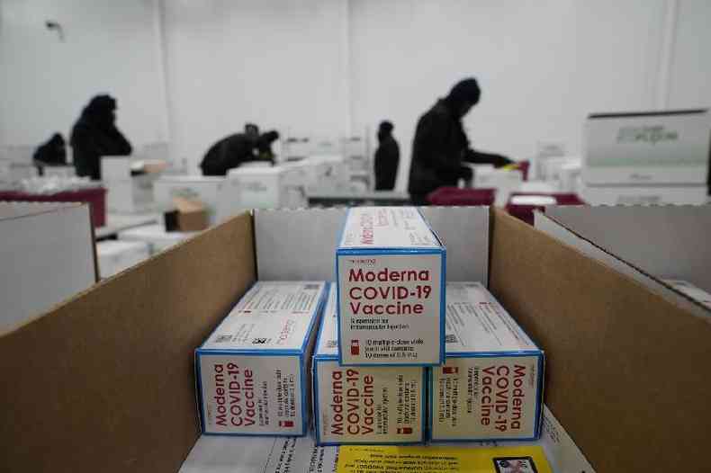 Caixas contendo doses da vacina contra a covid-19 da Moderna so preparadas para envio no Mississippi, em 20 de dezembro de 2020 (Paul Sancya / AFP)