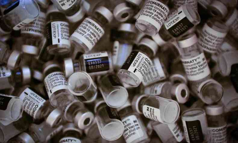 Monte de frascos de vacina da Pfizer desarrumados 