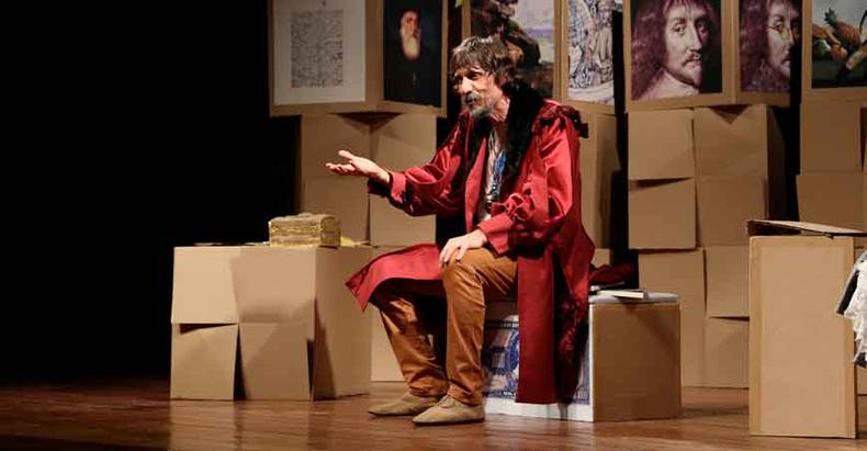 Em suas performances, Peninha explora o 'lado B' de episódios e personagens marcantes desde a Era da Descoberta, em 1500(foto: Denise Dambros/Divulgação) Em suas performances, Peninha explora o 'lado B' de episódios e personagens marcantes desde a Era da Descoberta, em 1500(foto: Denise Dambros/Divulgação)