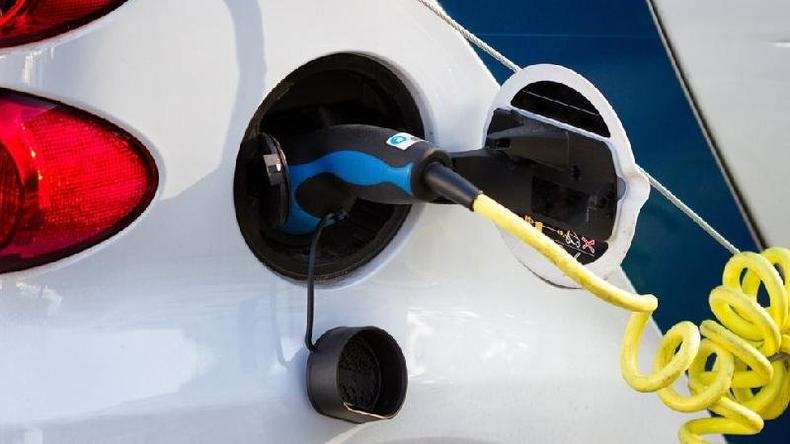 Até 2030, os EUA planejam ter metade de sua frota automotiva composta por veículos elétricos (hoje são cerca de 2%). E em 2035, a União Europeia espera eliminar todos os carros com motor à combustão(foto: Getty Images) Até 2030, os EUA planejam ter metade de sua frota automotiva composta por veículos elétricos (hoje são cerca de 2%). E em 2035, a União Europeia espera eliminar todos os carros com motor à combustão(foto: Getty Images)