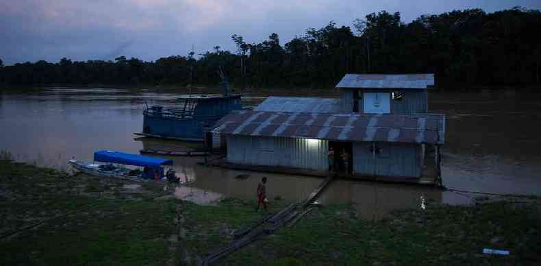 Base flutuante de fiscalizao da Funai na confluncia dos rios Itu-Itaqua, no Amazonas