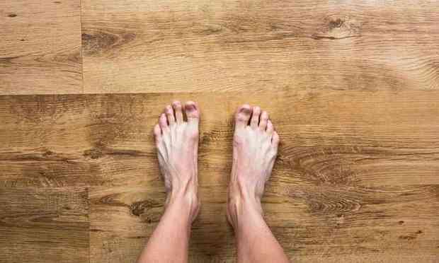 HZ, Treinar descalço é bom? Saiba os riscos do barefoot training, em alta  no TikTok