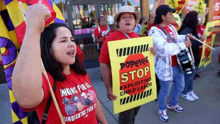 Protesto contra trabalho infantil em rede de fast food em Oakland, Califrnia