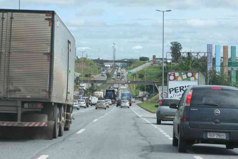 Veculos trafegam por via de Belo Horizonte